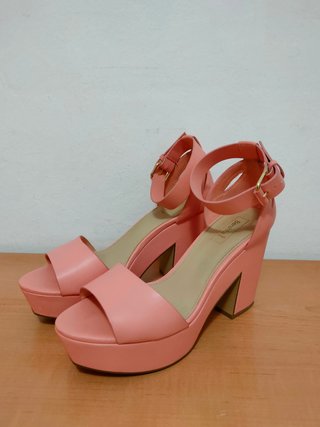 Tacones rosas de Bershka de segunda mano por 10 EUR en Gavà en WALLAPOP