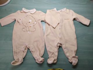 2 pijamas bebé, talla 1-3 meses, 56 cms. Prenatal. de segunda mano por 6  EUR en Zaragoza en WALLAPOP
