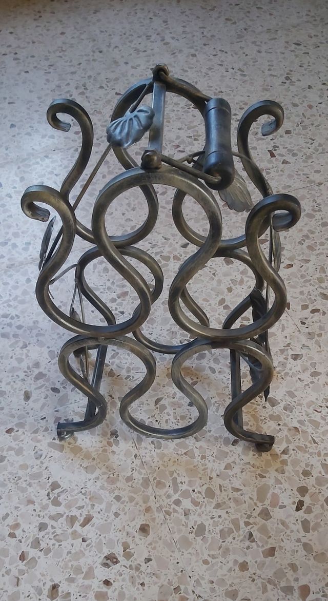 Portabottiglie in ferro lavorato