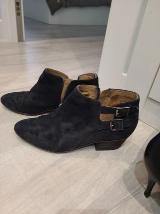 Botines Clarks 42 negros, tacón bajo cómodo de segunda mano por 5 EUR en  Bilbao en WALLAPOP