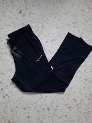 Pantalón chandal Nike original nuevo de segunda mano por 25 EUR en Chiclana  de la Frontera en WALLAPOP