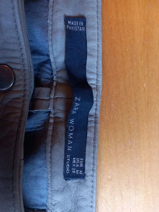 Pantalon de piel mujer. Zara de segunda mano por 9 EUR en Córdoba en  WALLAPOP