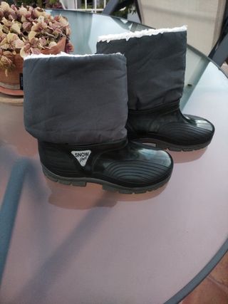 Botas de nieve niño de segunda mano por 15 EUR en Castelldefels en WALLAPOP