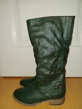 Bota alta, de goma con suela de goma, en color verde caza, cremallera  lateral