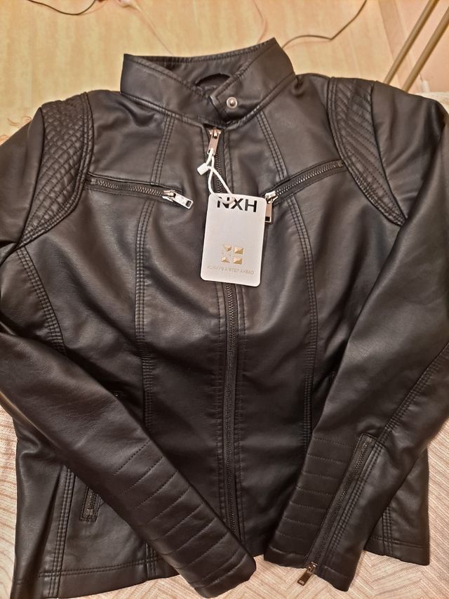 Cazadora polipiel de mujer con etiqueta.