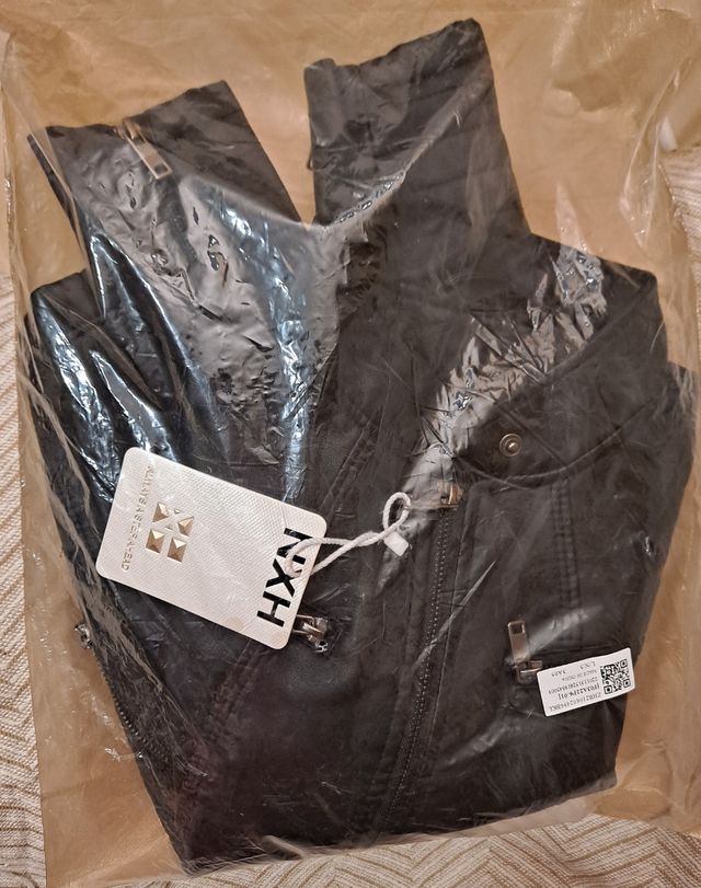 Cazadora polipiel de mujer con etiqueta.