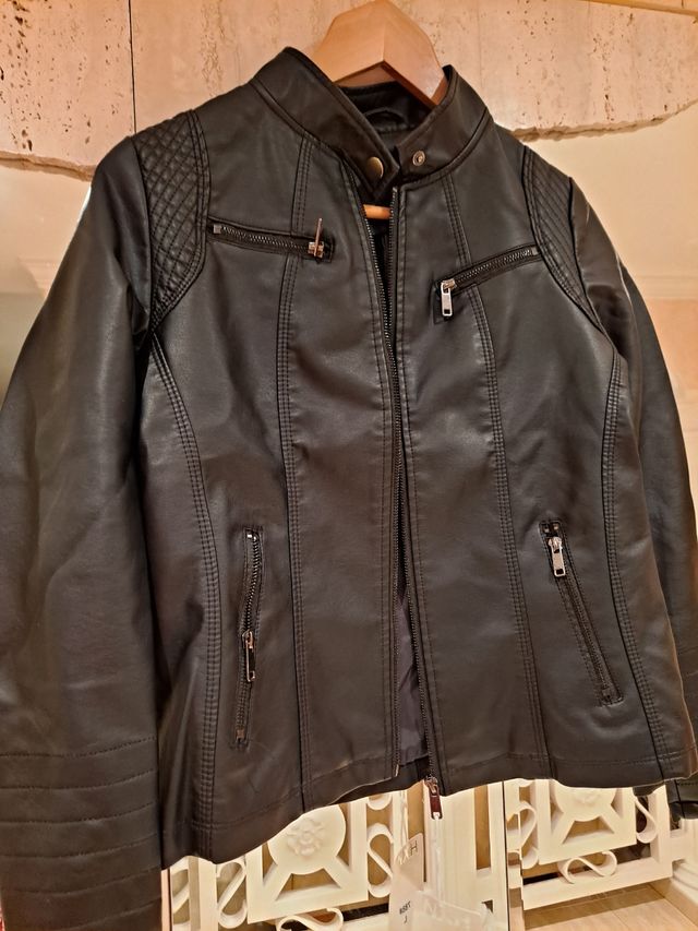 Cazadora polipiel de mujer con etiqueta.