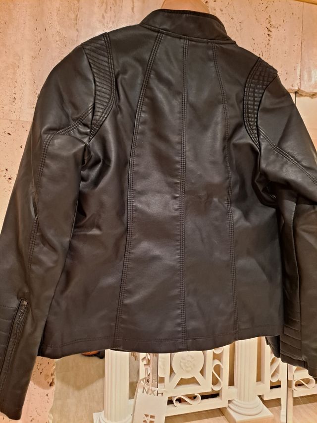 Cazadora polipiel de mujer con etiqueta.