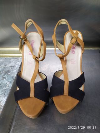 Sandalias de tacón marca Corina de segunda mano por 4 EUR en Fuenlabrada en  WALLAPOP
