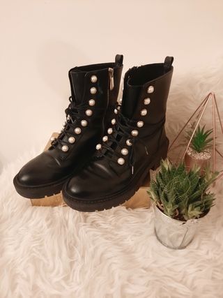 Botas negras perlas de segunda mano por 12 EUR en Noia en WALLAPOP