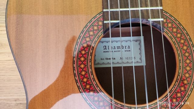 Guitarra clásica española Iberia de Alhambra