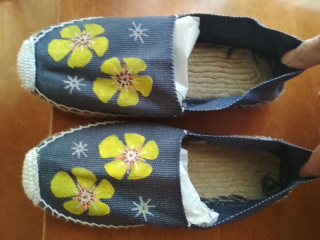 2 pares de alpercatas.