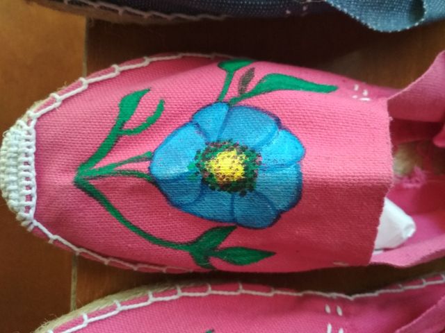 2 pares de alpercatas.