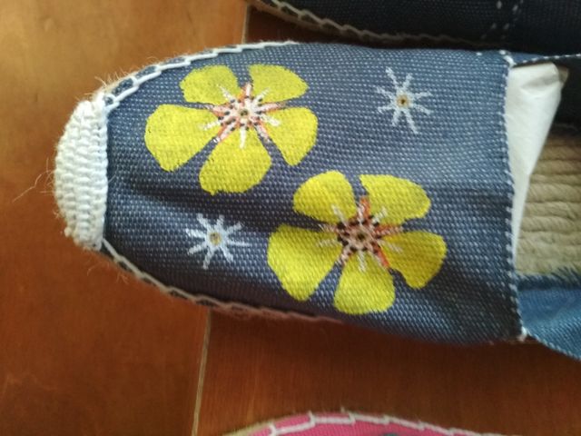 2 pares de alpercatas.