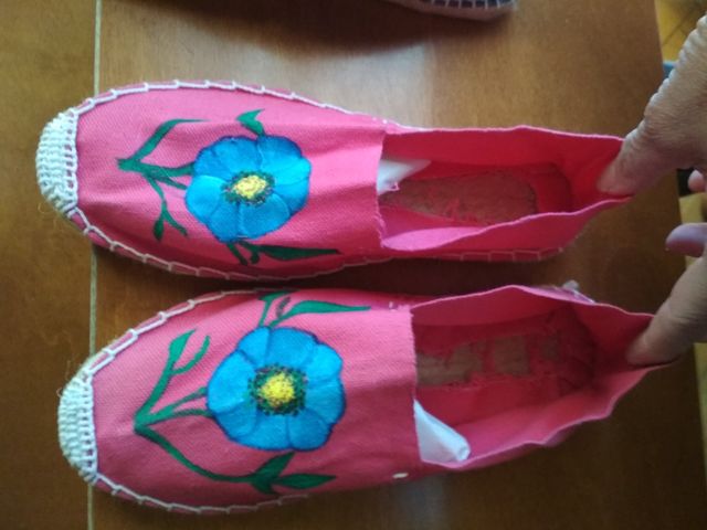 2 pares de alpercatas.