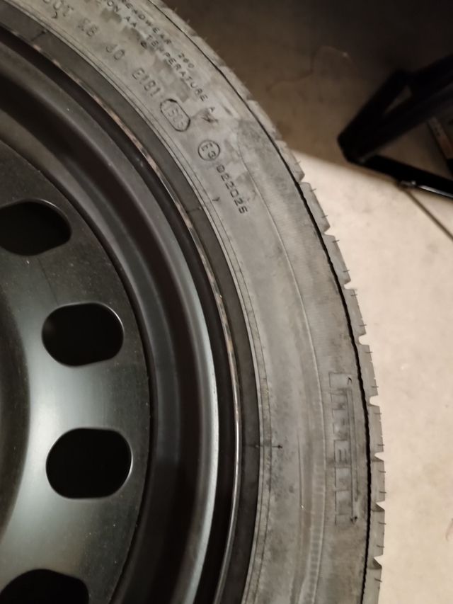 Neumático 215 55 17