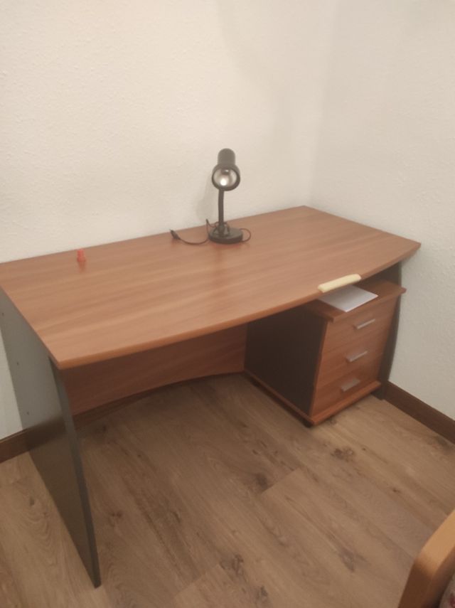 Mesa escritorio en muy buen estado