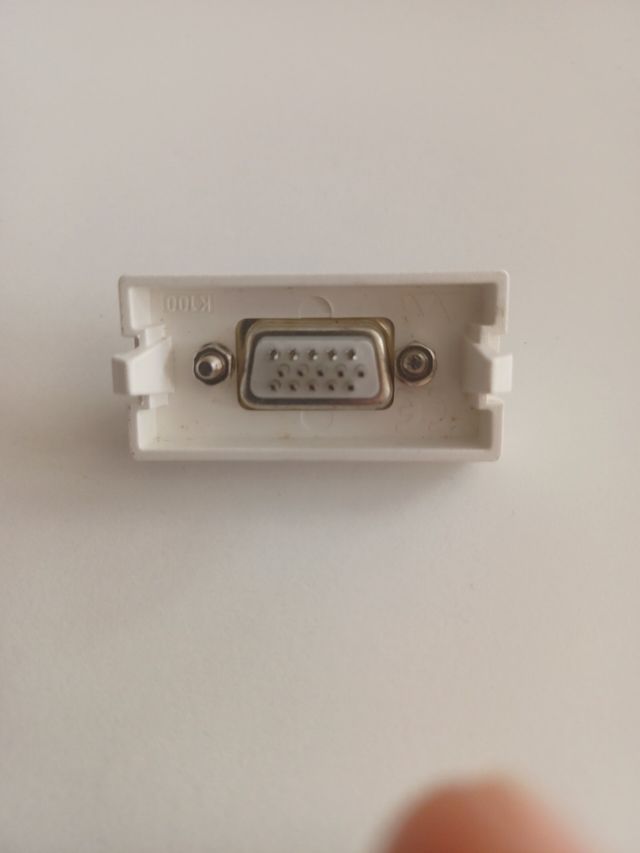 Placa K45 1 mecanismo con 1 conector VGA hembra.