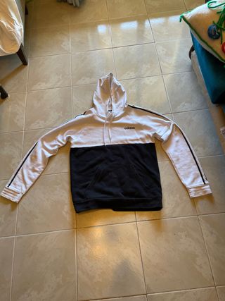 Sudadera oficial de Adidas talla S de segunda mano por 20 EUR en Madrid en  WALLAPOP