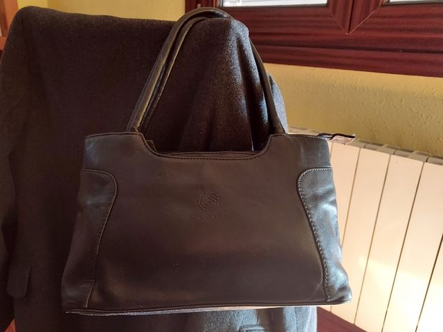 Bolso negro de piel de la firma Laura Valle.