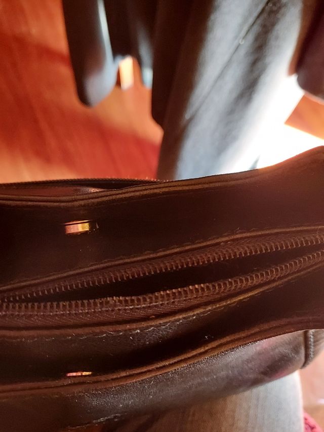 Bolso negro de piel de la firma Laura Valle.