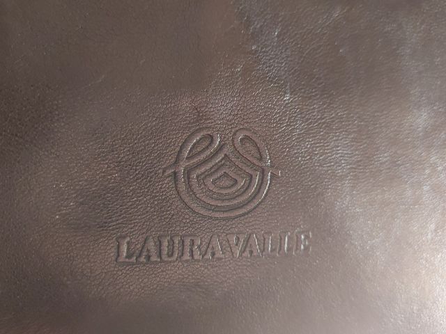 Bolso negro de piel de la firma Laura Valle.