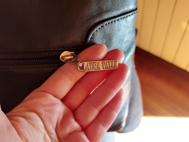 Bolso negro de piel de la firma Laura Valle.