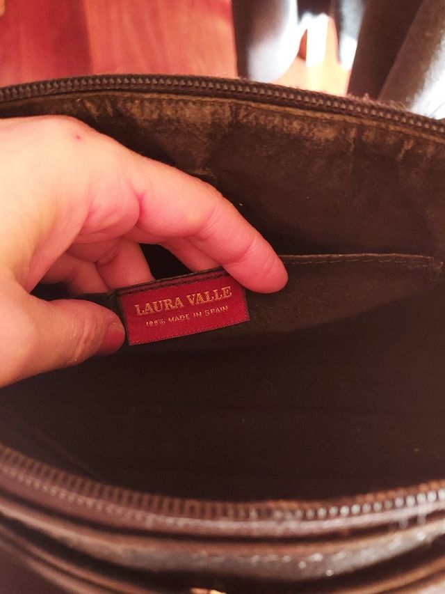 Bolso negro de piel de la firma Laura Valle.