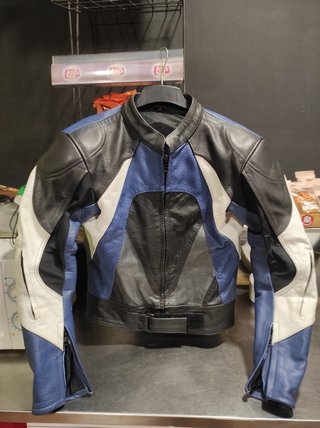 Chaqueta moto mujer de segunda mano por 40 EUR en Castellbell i el Vilar en  WALLAPOP