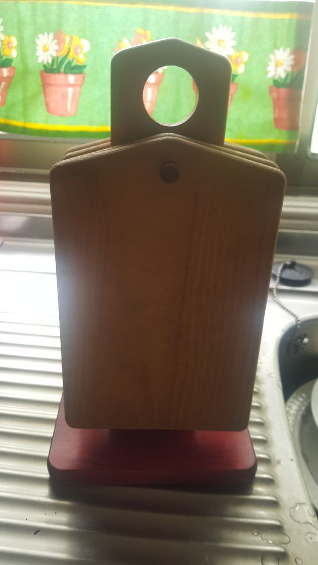 Soporte de madera con cuatro tablas para cortar de segunda mano por 6