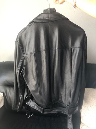Chaqueta negra cuero Zara de segunda mano por 50 EUR en Madrid en WALLAPOP