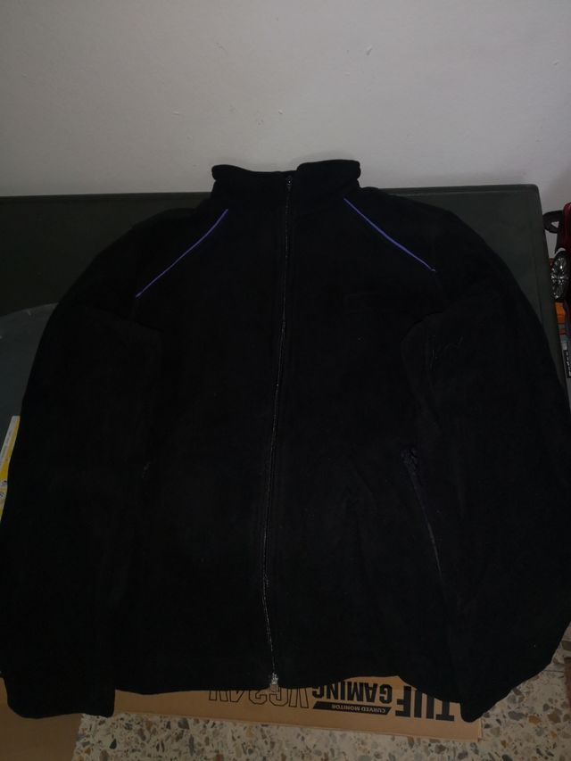 Polar negro. Ropa laboral.