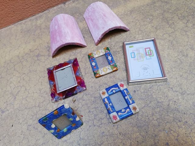 5 marcos de fottos y 2 tejas decorativas