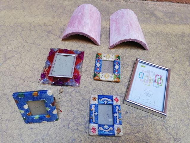 5 marcos de fottos y 2 tejas decorativas