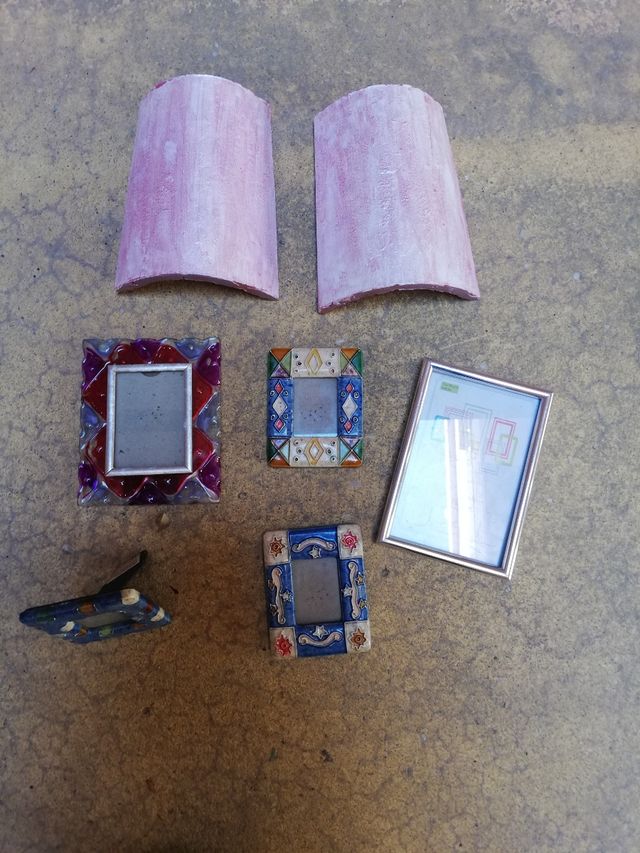 5 marcos de fottos y 2 tejas decorativas