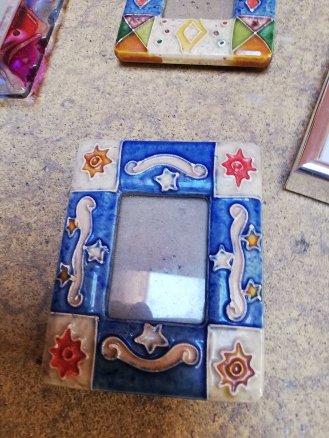 5 marcos de fottos y 2 tejas decorativas