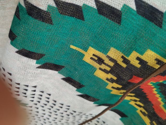 Chal étnico de lino.