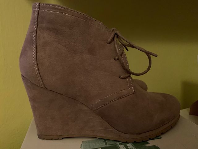 Botines de cuña beis con cordones 