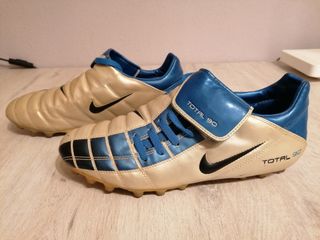 Botas fútbol nike vintage coleccionista de segunda mano por 50 EUR en  Torrent en WALLAPOP