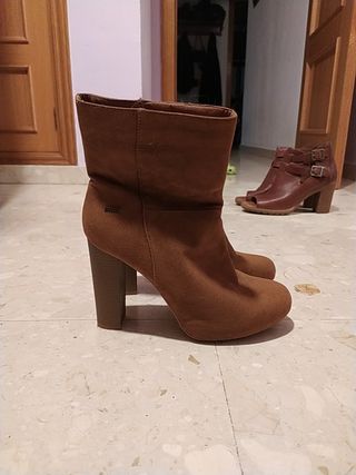Tacones de botín mustang de segunda mano por 10 EUR en Alicante en WALLAPOP