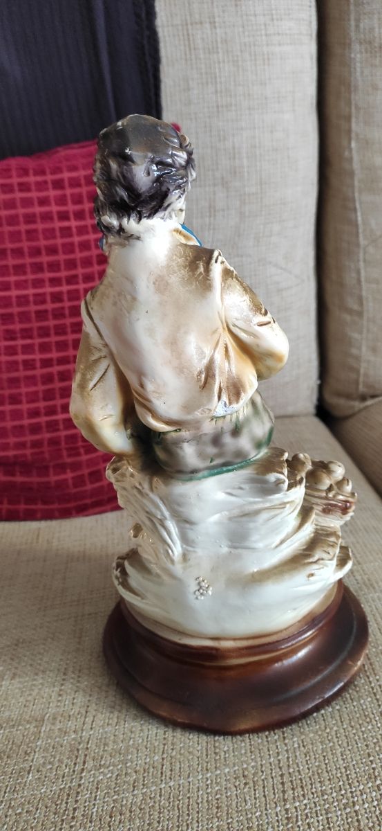 Vendo figura decorativa de porcelana