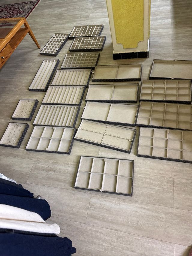 25 Portaoggetti varie misure. In simil velluto.