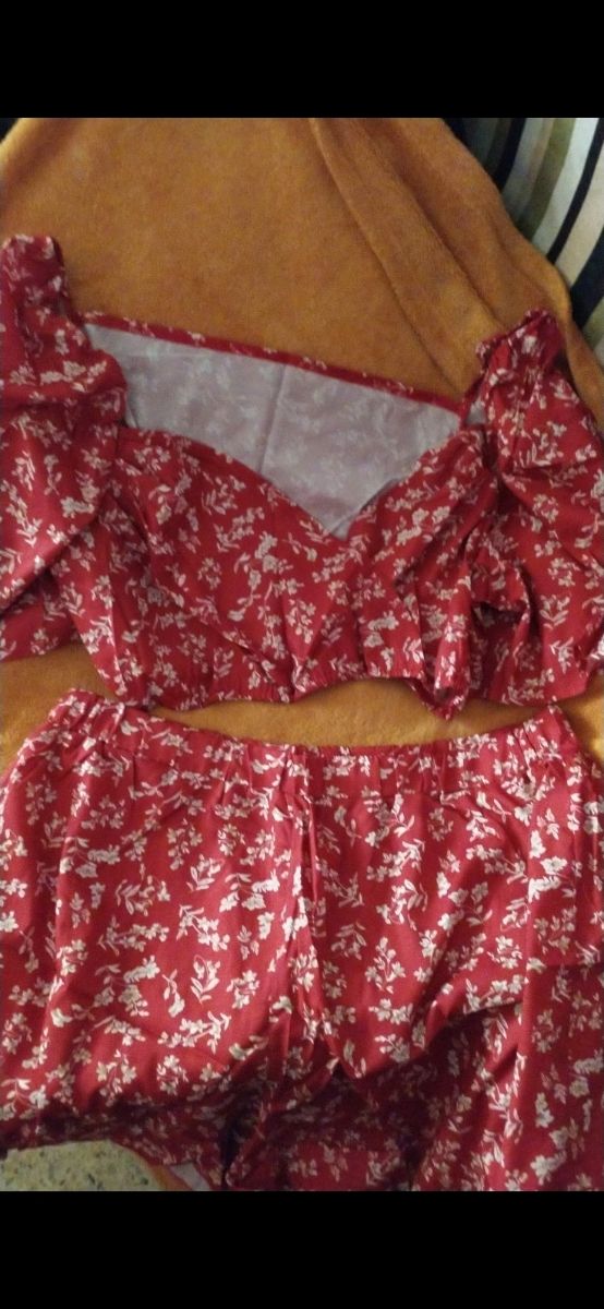 Conjunto crop top y falda