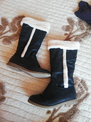 BOTAS NEGRAS FORRADAS POR DENTRO de segunda mano por 12 EUR en Collado  Villalba en WALLAPOP