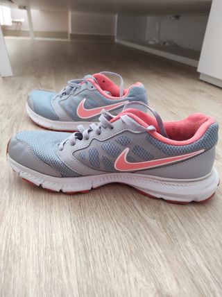 Zapatillas running Nike mujer talla 40 de segunda mano por 20 EUR en León  en WALLAPOP