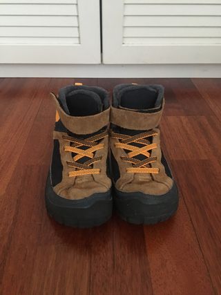 Botas Nieve Impermeables Piel Quechua talla 31 de segunda mano por 6 EUR en  Madrid en WALLAPOP