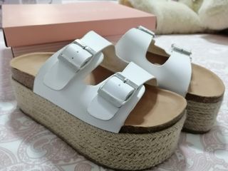 Sandalias Bosanova cuña alta talla 36 de segunda mano por 10 EUR en  Badalona en WALLAPOP