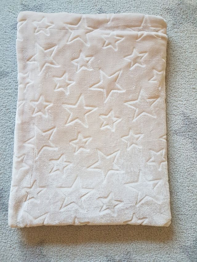 mantita de bebe marca Mora extrasuave. color beige