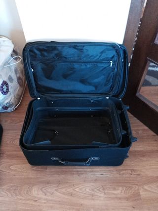Maleta con ruedas de segunda mano por 10 EUR en Queo de Abaixo en WALLAPOP
