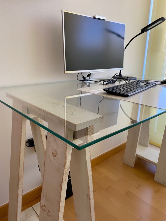 MESA DE ESCRITORIO DE CRISTAL CON CABALLETES
